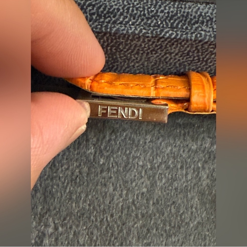 Full Inclusive Fendi 7000L Classico  Interchangeable Mother of Pearl Watch Set - Picture 11 of 12